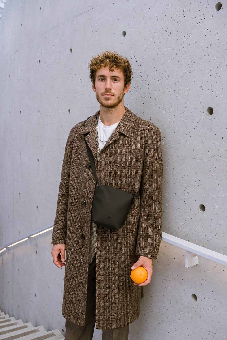 trigram_Elements-series_Phone-Bag_Asphalt-Black_model