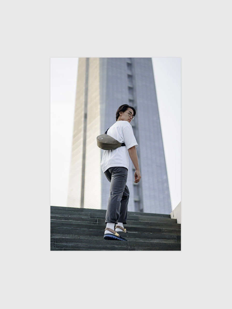 Crescent Sling Bag - Vert Argile