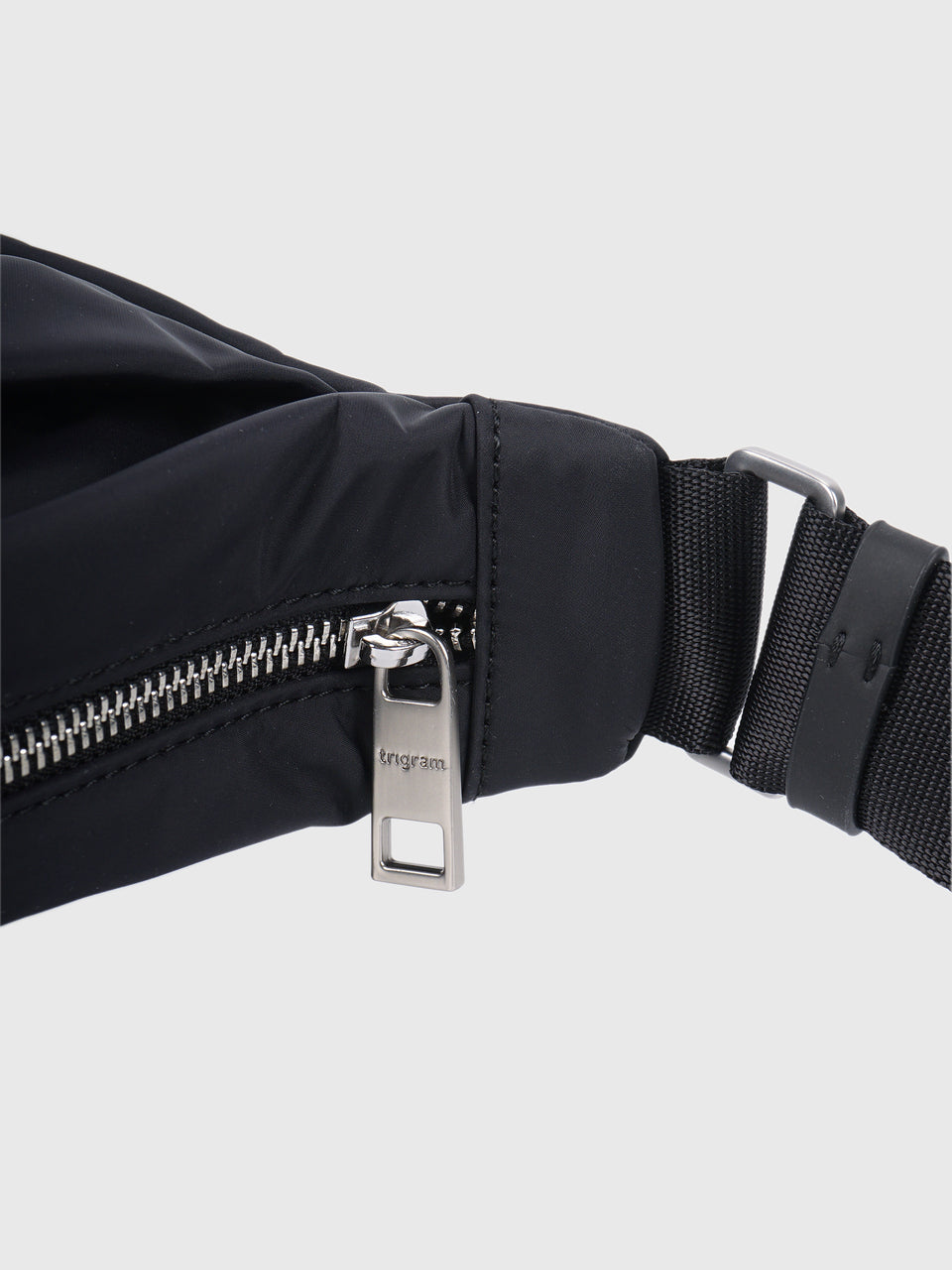 Crescent Sling Bag - Noir Anthracite 