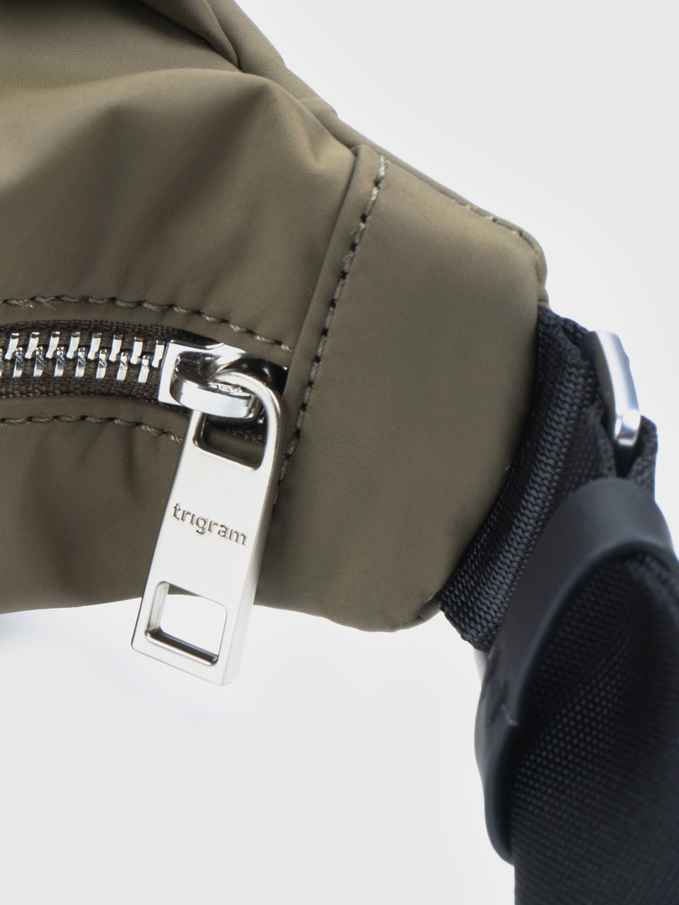 Crescent Sling Bag - Vert Argile 